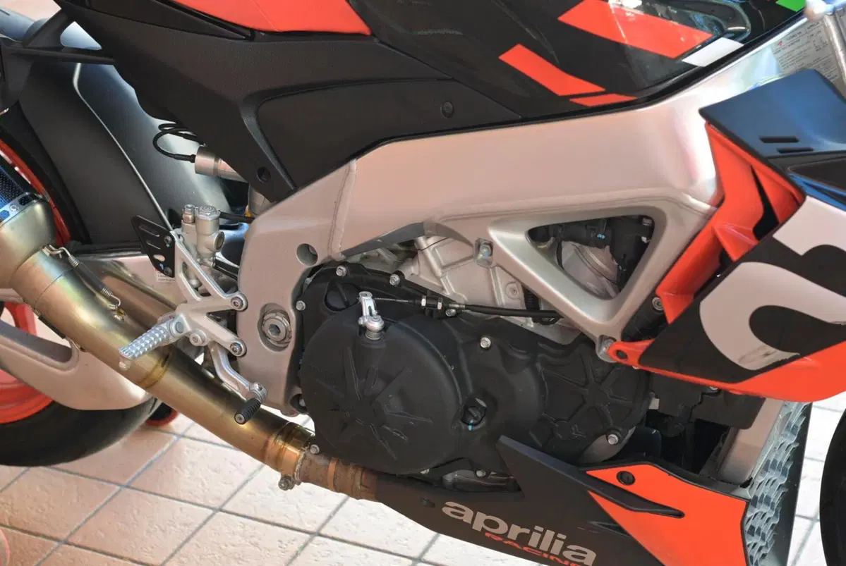 Aprilia Tuono V4 Factory (2021 - 24) (13)