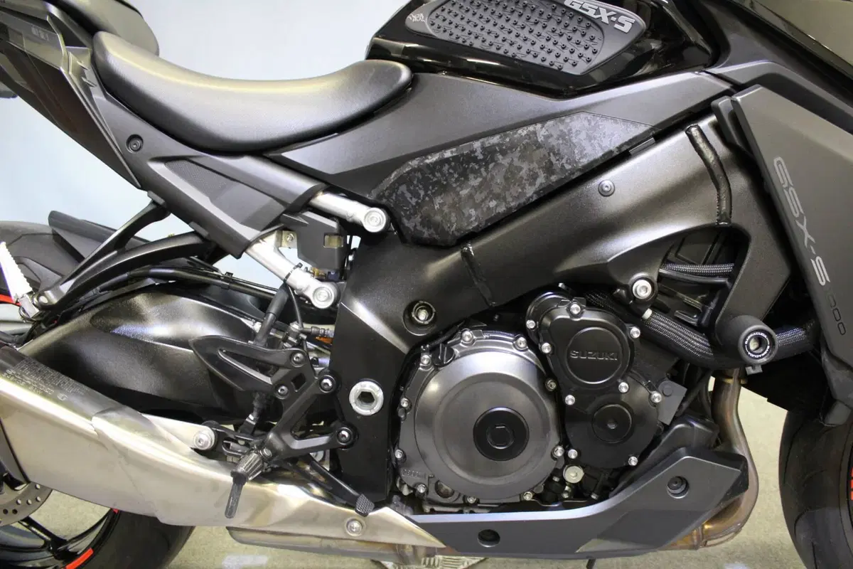 Suzuki GSX-S1000 (2021 - 25) (8)