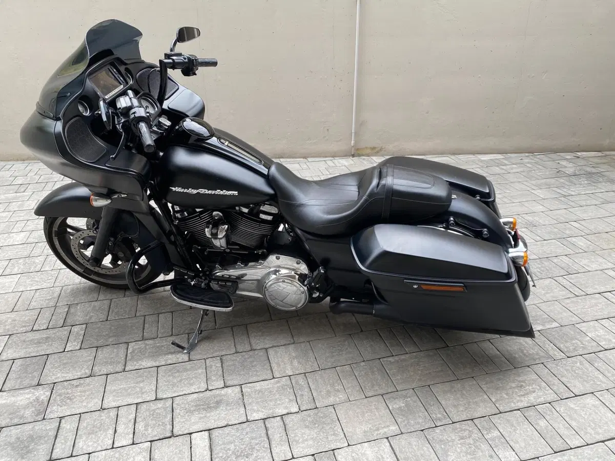 Harley-Davidson 107 Road Glide Special (2017 - 18) - FLTRXS (2)