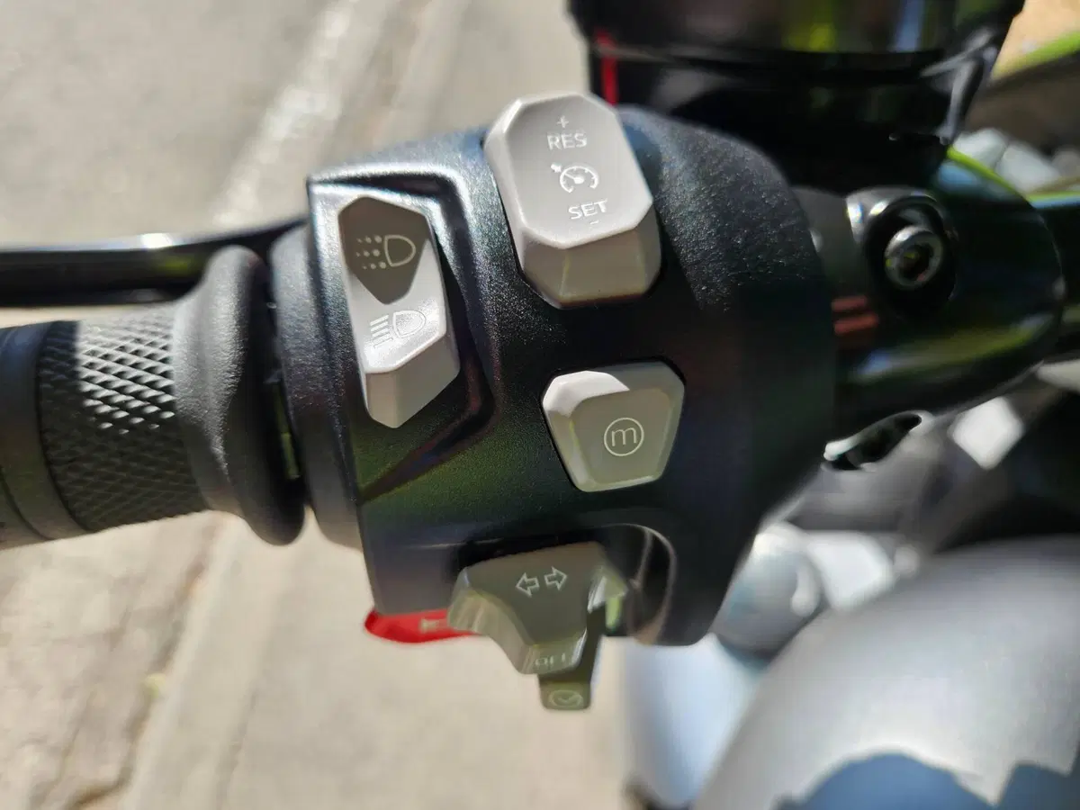 Triumph Rocket 3 R (2021 - 24) (9)