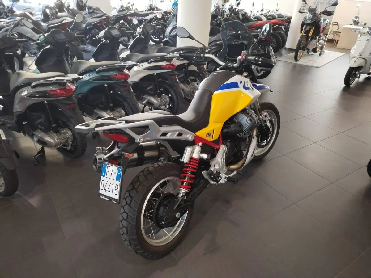 Moto Guzzi V85 TT (2024 - 26) (2)