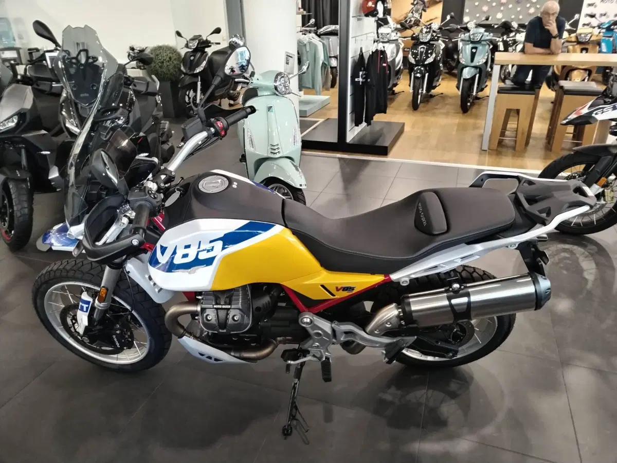 Moto Guzzi V85 TT (2024 - 26) (4)