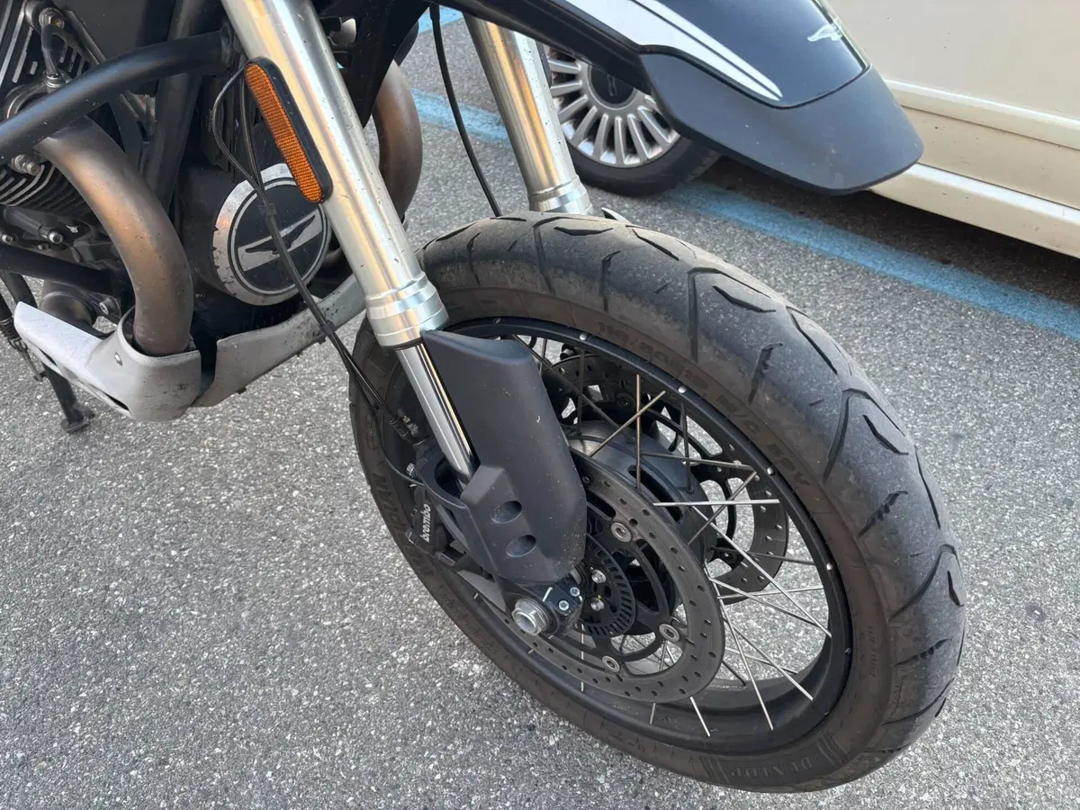 Moto Guzzi V85 TT Guardia d'Onore (2022 - 23) (6)