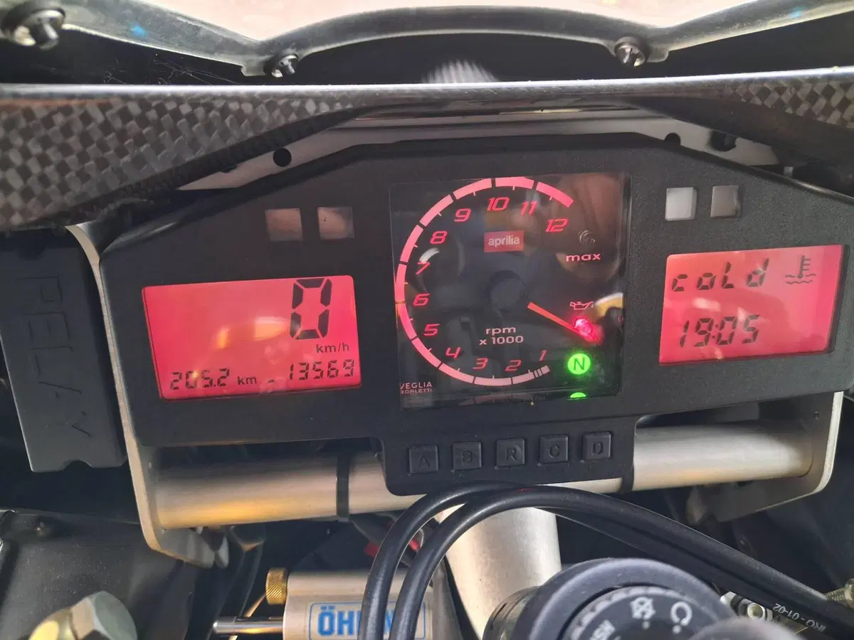 Aprilia RSV 1000 R (2001 - 02) (16)
