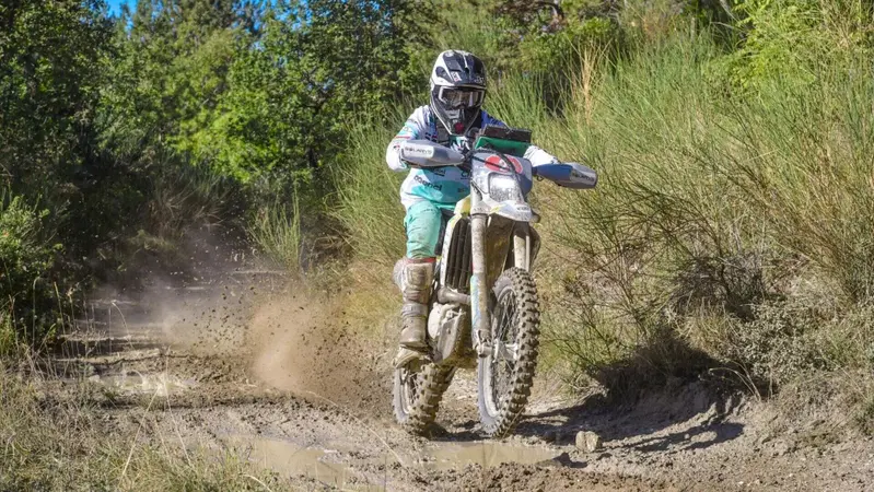 Italiano MotoRally. Mattia Capuzzo, Husqvarna-Solarys, è Campione Assoluto. “Giallo” Botturi-Marini 