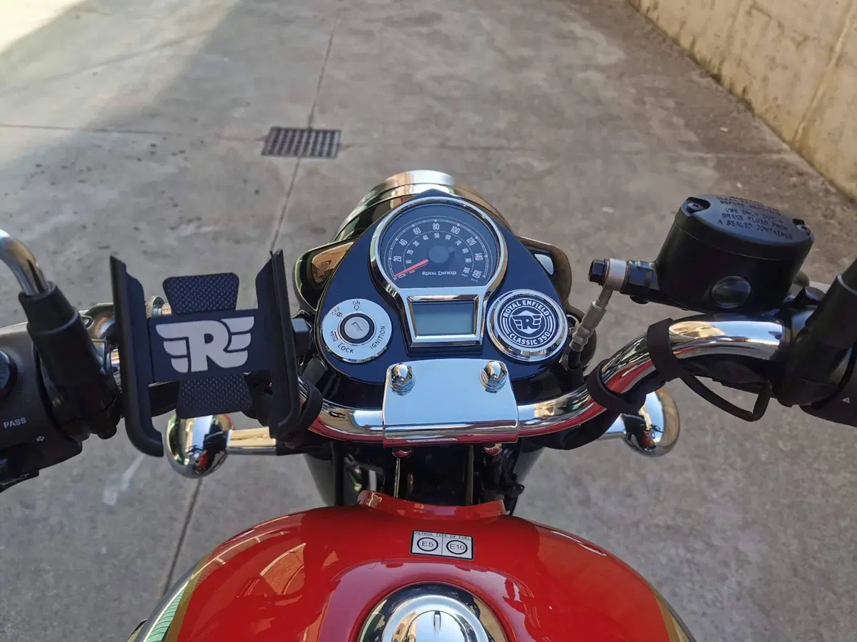 Royal Enfield Classic 350 (2021 - 26) (3)