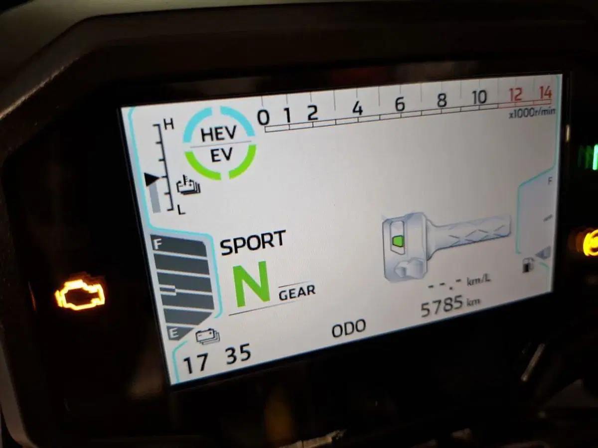 Kawasaki Z7 Hybrid (2024 - 26) (7)