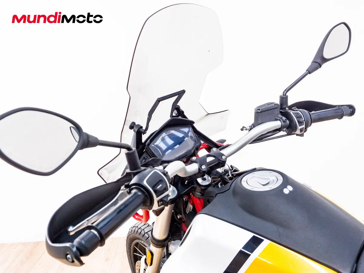 Moto Guzzi V85 TT Evocative Graphics (2019 - 20) (11)