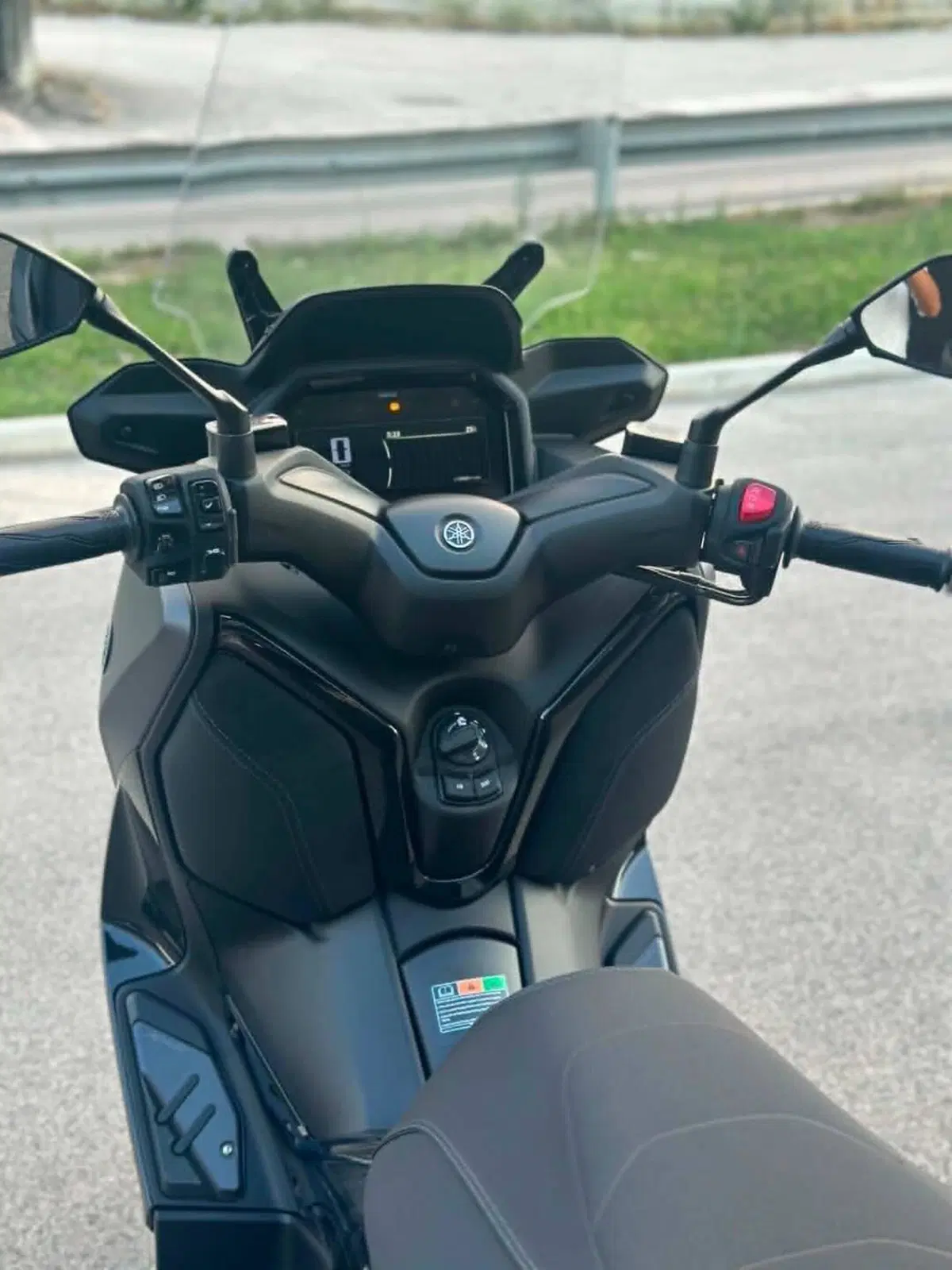 Yamaha X-Max 300 Tech Max (2025 - 26) (10)