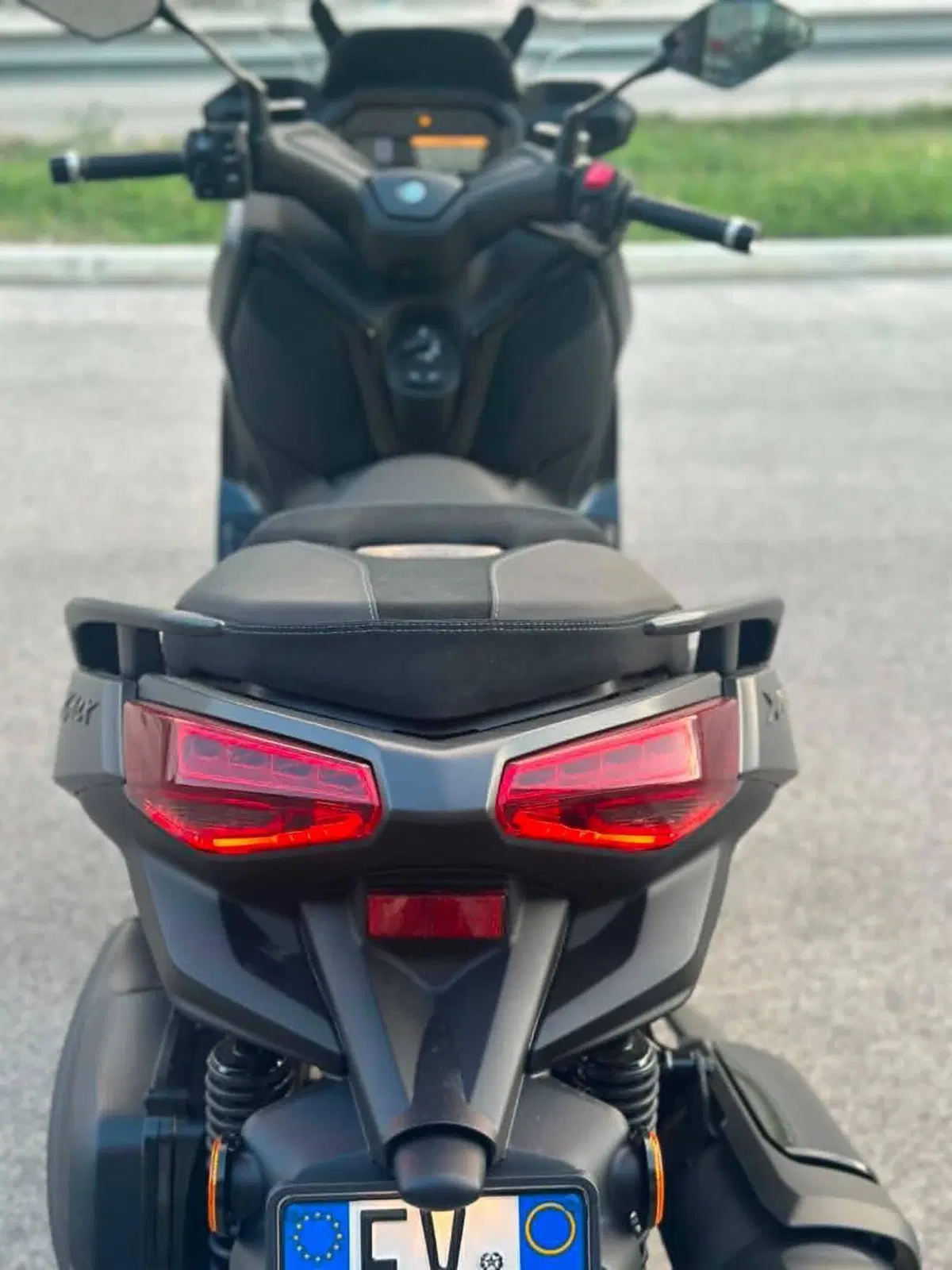 Yamaha X-Max 300 Tech Max (2025 - 26) (12)