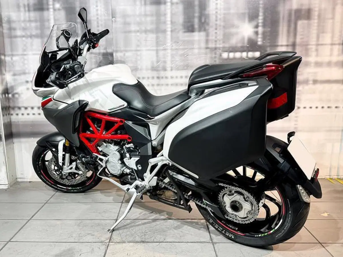 MV Agusta Turismo Veloce 800 Lusso (2014 - 16) (2)