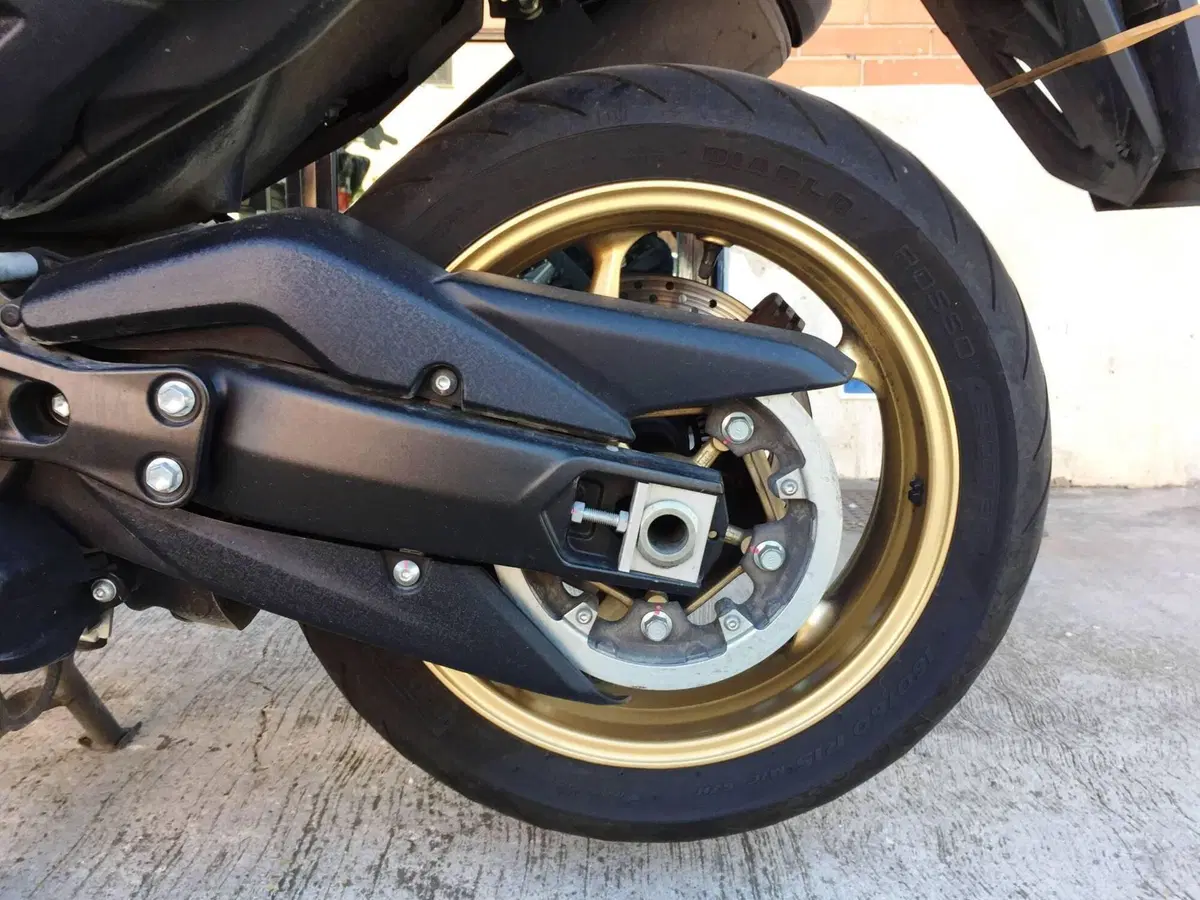 Yamaha T-Max 560 Tech Max (2021) (19)