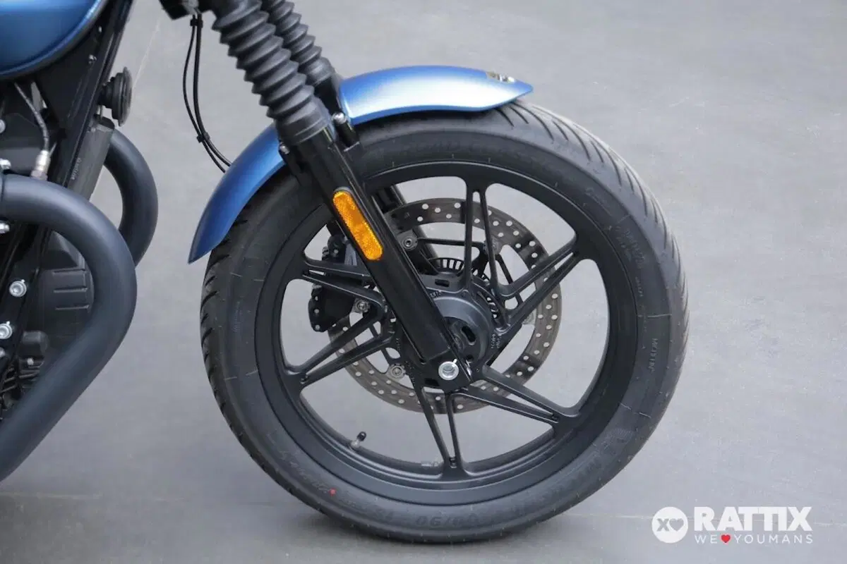 Moto Guzzi V7 Stone (2025 - 26) (9)