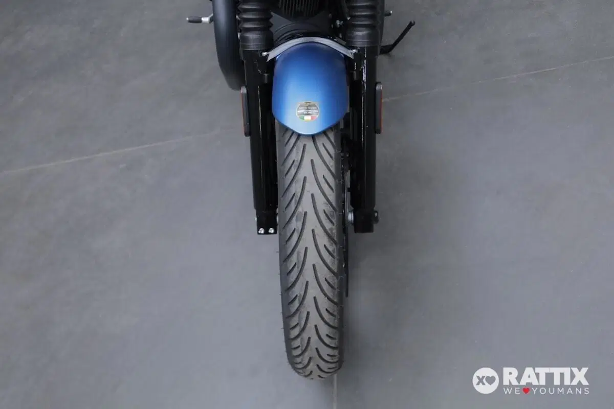 Moto Guzzi V7 Stone (2025 - 26) (10)