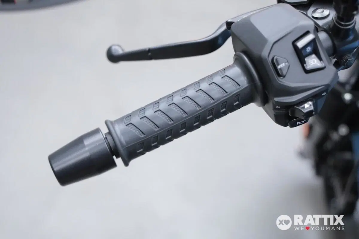 Moto Guzzi V7 Stone (2025 - 26) (11)