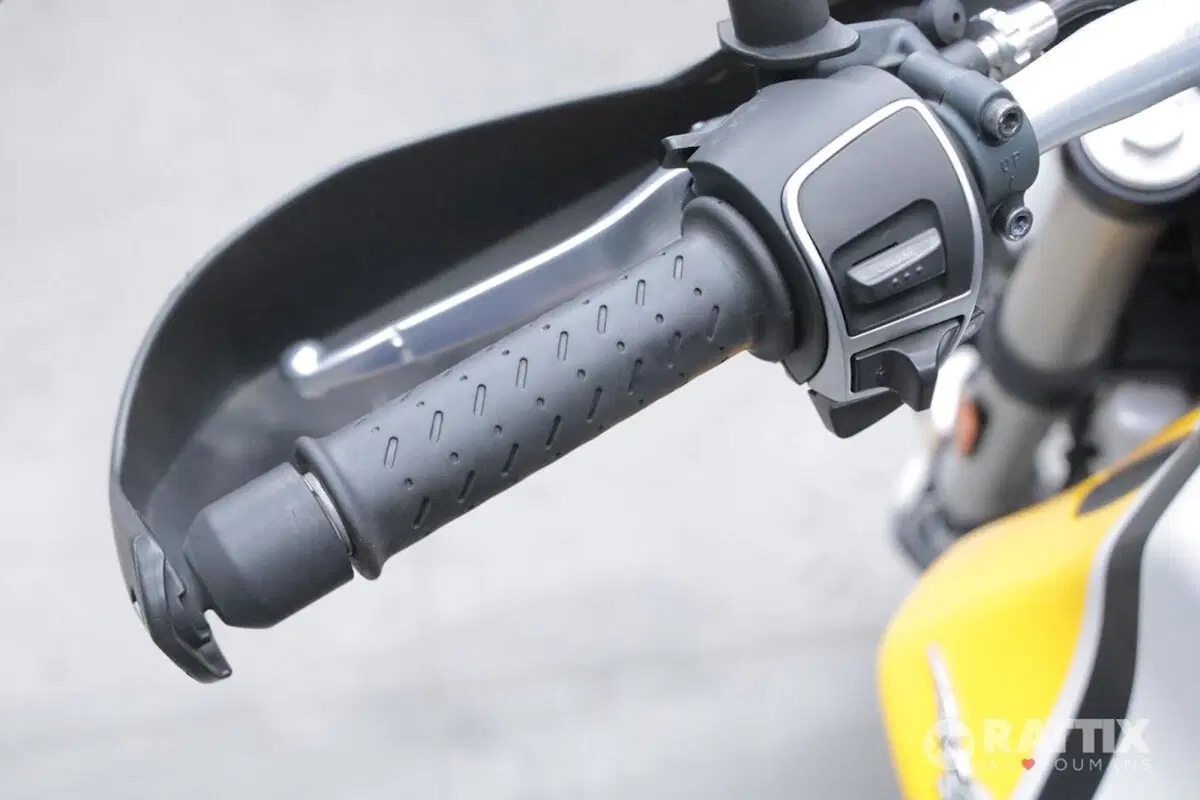 Moto Guzzi V85 TT Evocative Graphics (2019 - 20) (11)