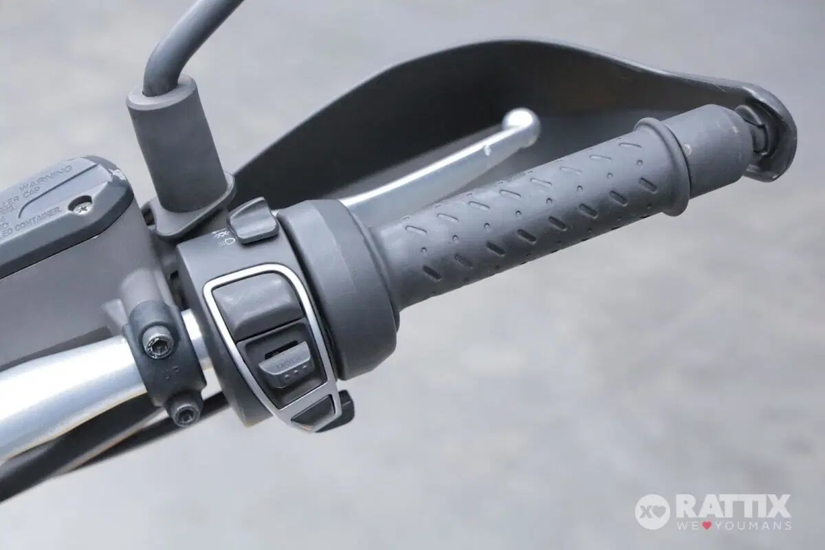 Moto Guzzi V85 TT Evocative Graphics (2019 - 20) (12)