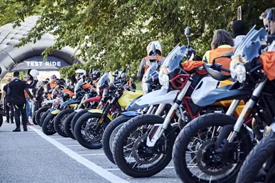 Aprilia e Moto Guzzi portano le moto a Eternal City a Roma per la prova gratuita