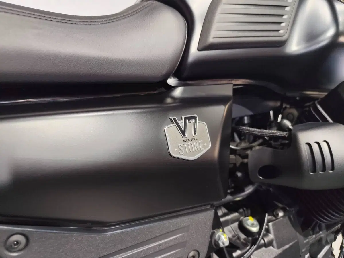 Moto Guzzi V7 Stone (2025 - 26) (2)