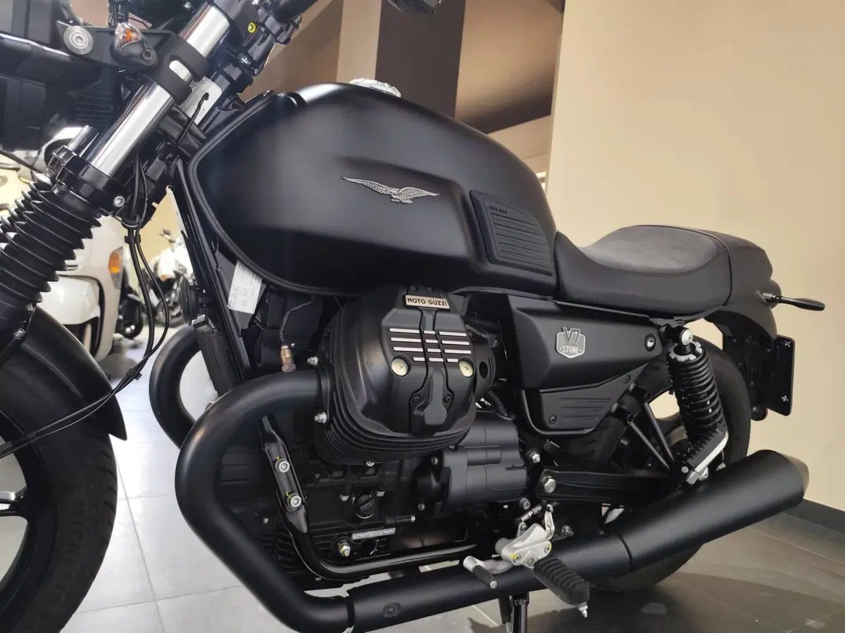 Moto Guzzi V7 Stone (2025 - 26) (6)