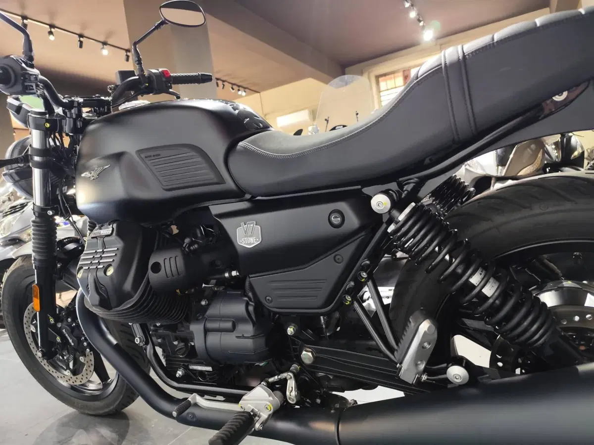 Moto Guzzi V7 Stone (2025 - 26) (7)