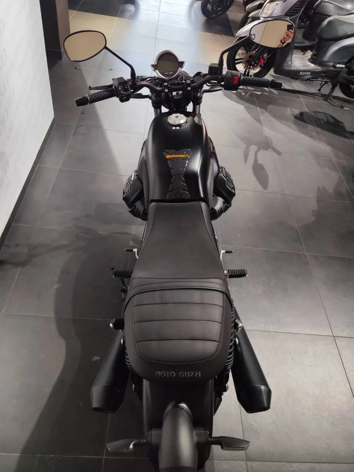 Moto Guzzi V7 Stone (2025 - 26) (8)