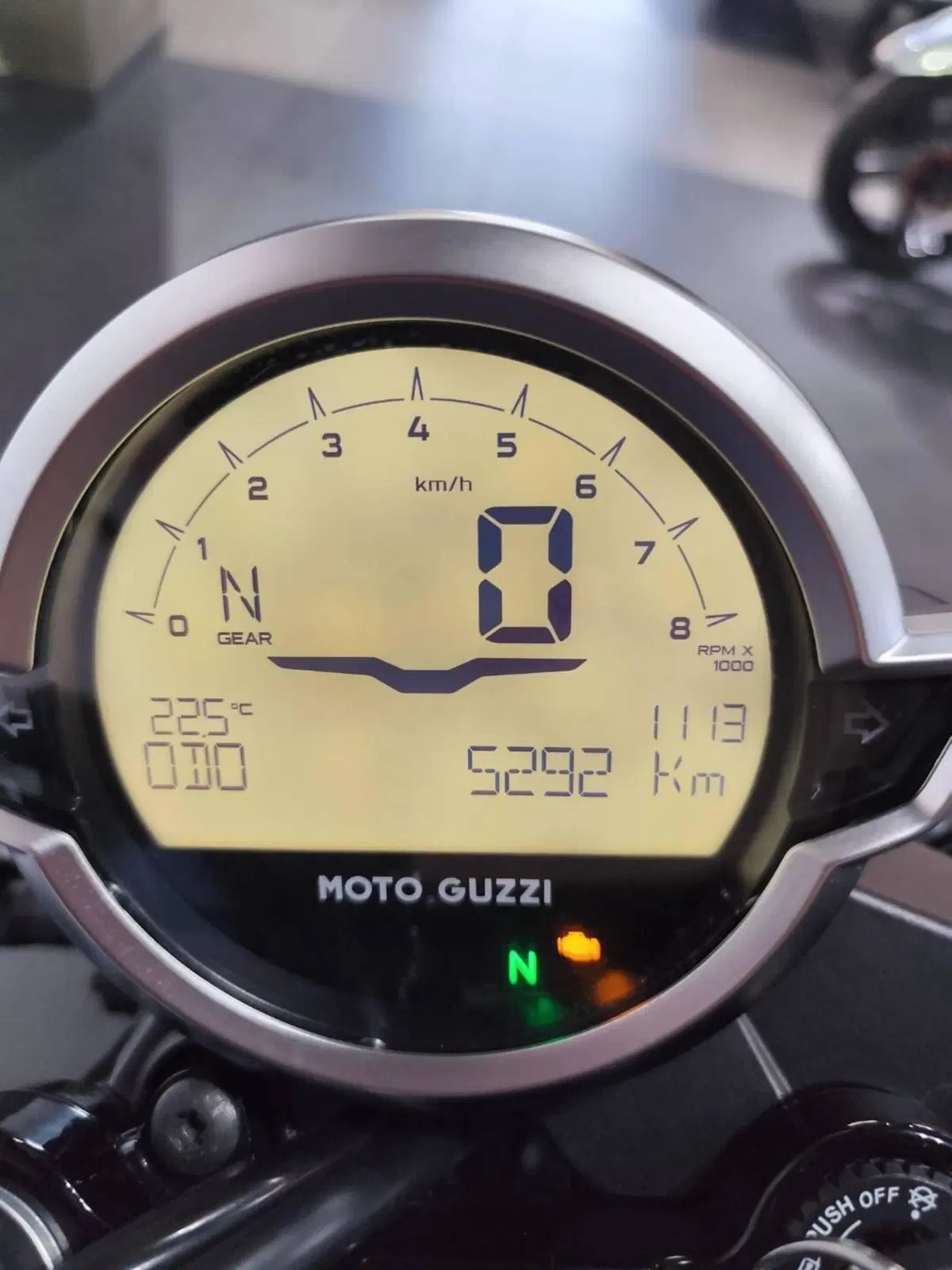 Moto Guzzi V7 Stone (2025 - 26) (9)