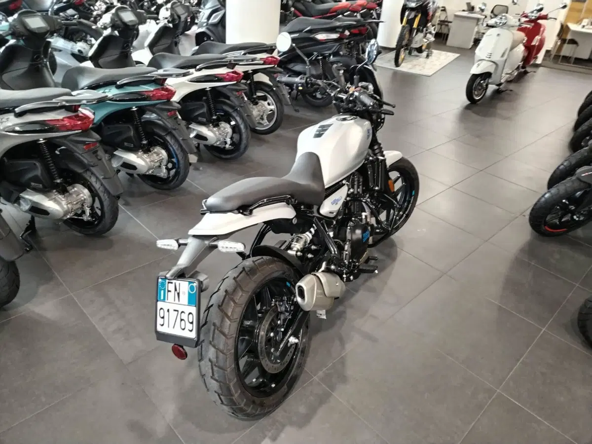 Royal Enfield Guerrilla 450 (2024 - 26) (2)