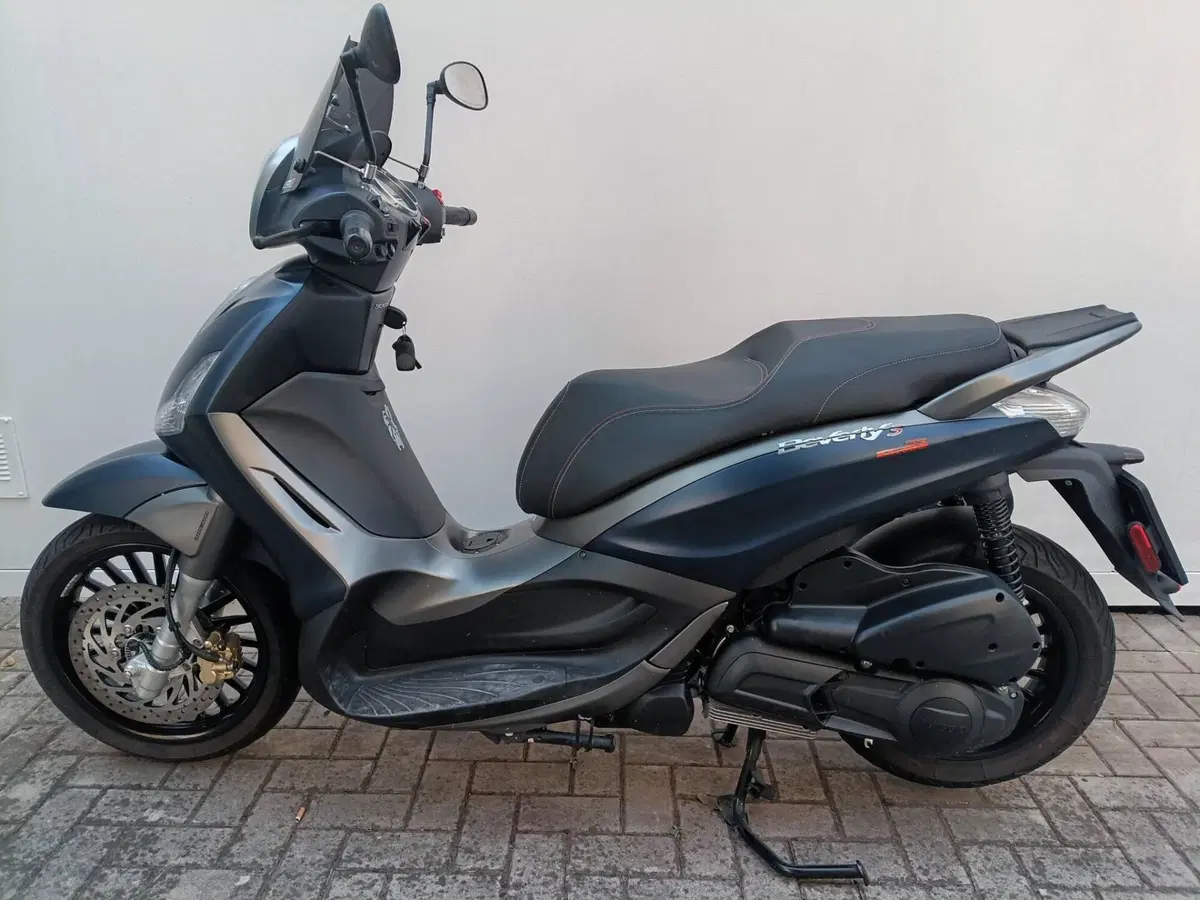 Piaggio Beverly 300 i.e. Street (2020) (2)