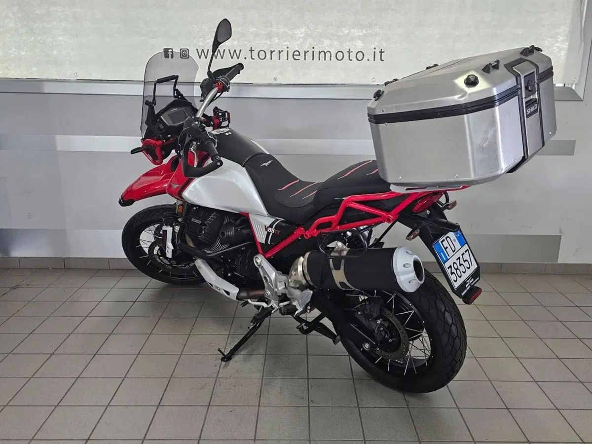 Moto Guzzi V85 TT Evocative Graphics (2021 - 23) (6)