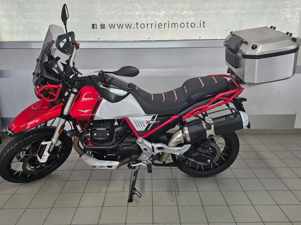Moto Guzzi V85 TT Evocative Graphics (2021 - 23) (4)
