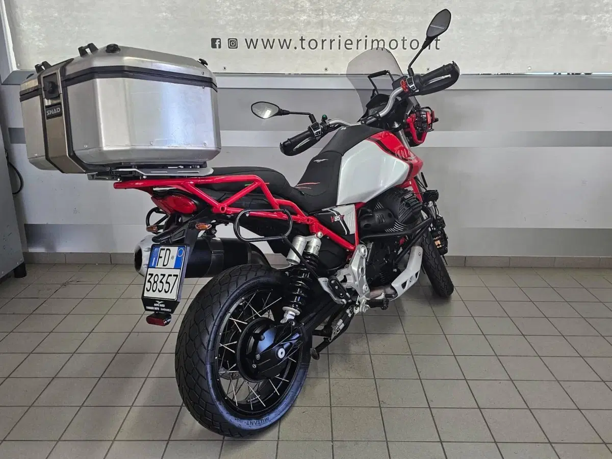 Moto Guzzi V85 TT Evocative Graphics (2021 - 23) (5)