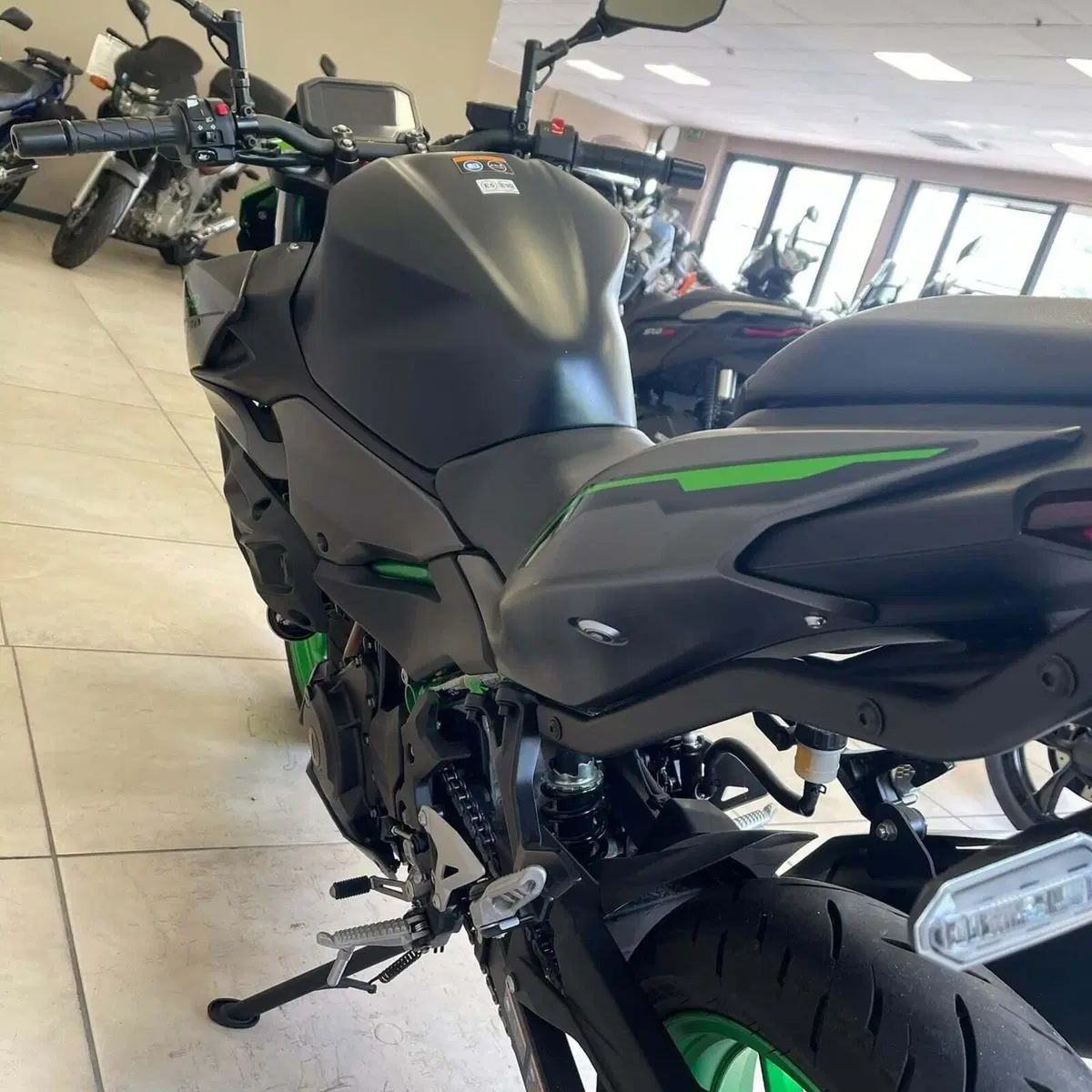 Kawasaki Z 500 SE (2024 - 26) (8)