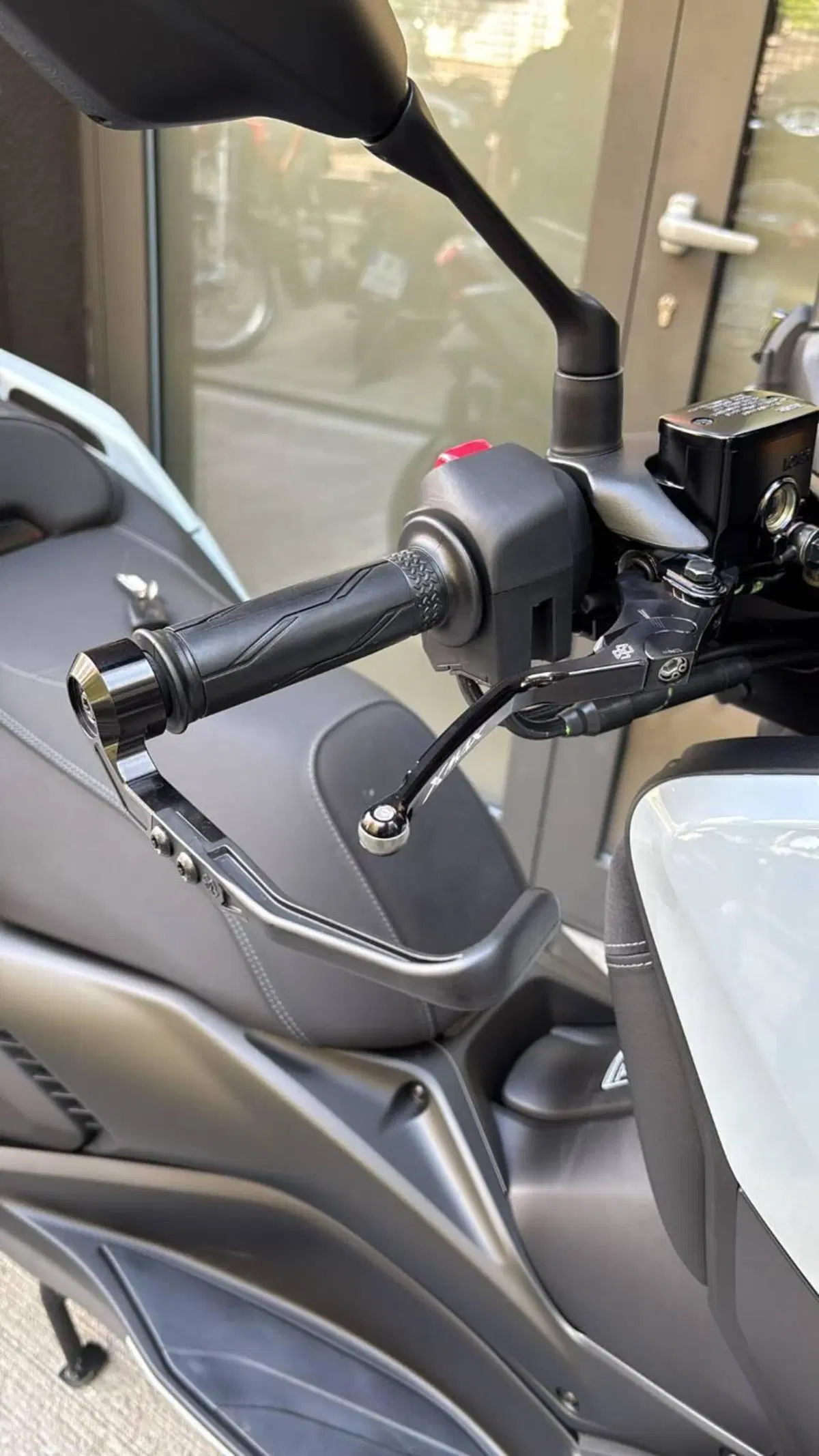 Yamaha X-Max 300 Tech Max (2025 - 26) (4)
