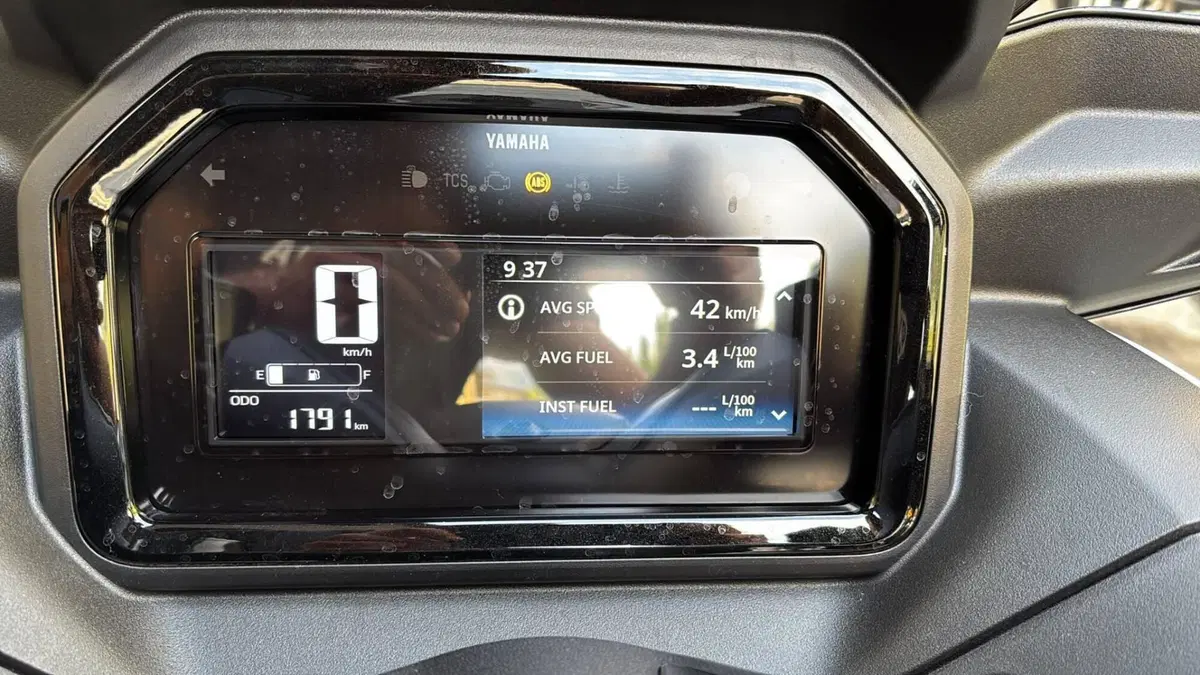 Yamaha X-Max 300 Tech Max (2025 - 26) (8)