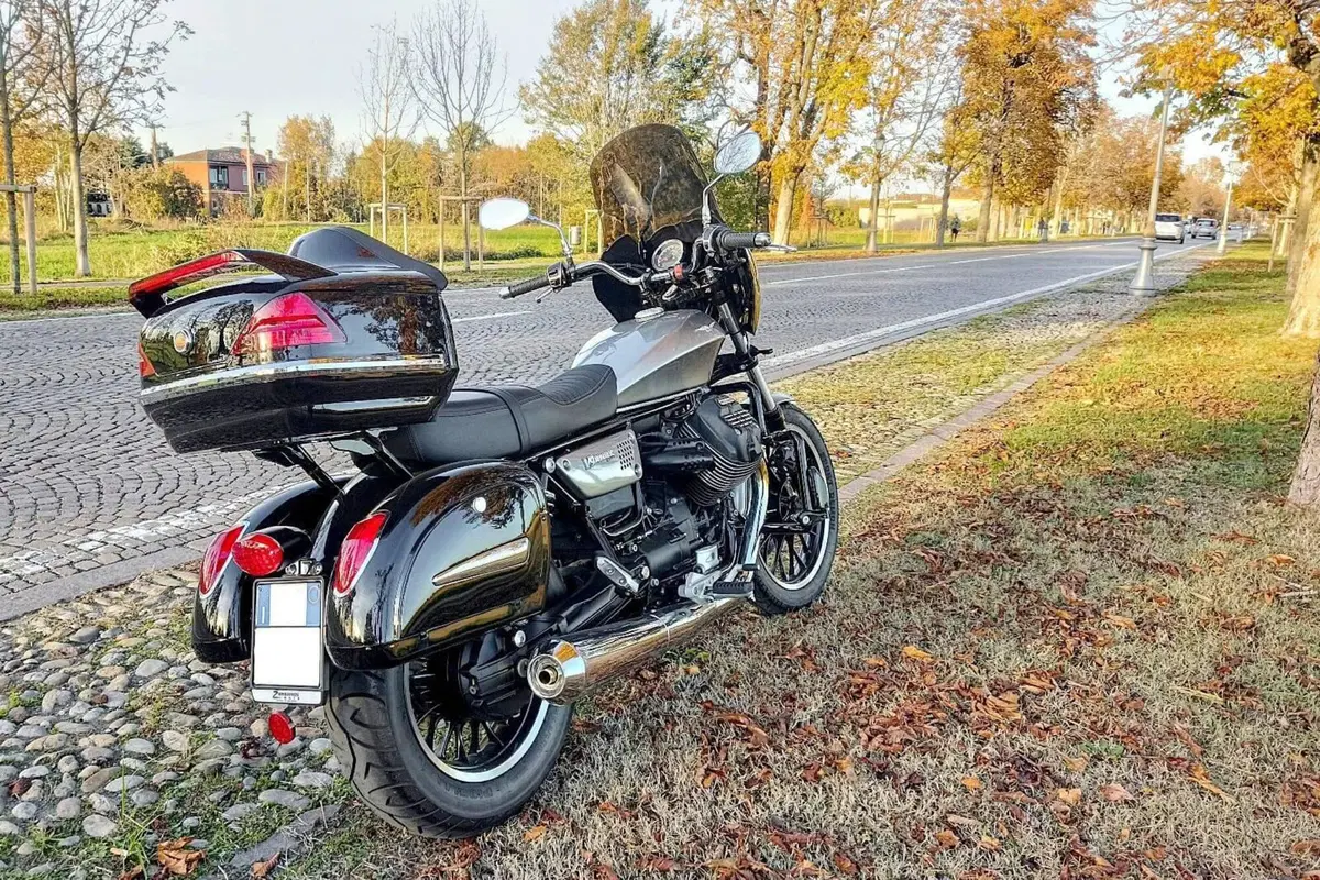 Moto Guzzi V9 Roamer (2021 - 24) (2)