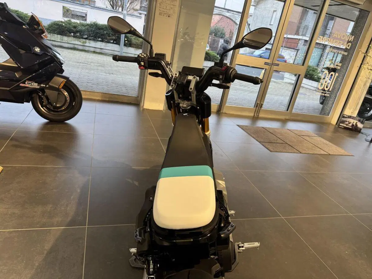 Bmw CE 02 (2024 - 26) (8)