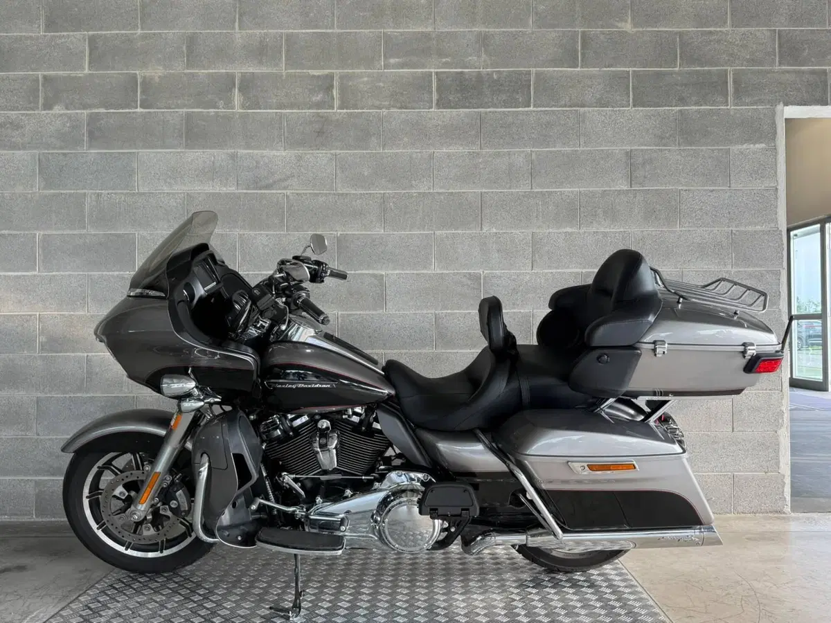 Harley-Davidson 107 Road Glide Ultra (2017 - 18) - FLTRU (3)