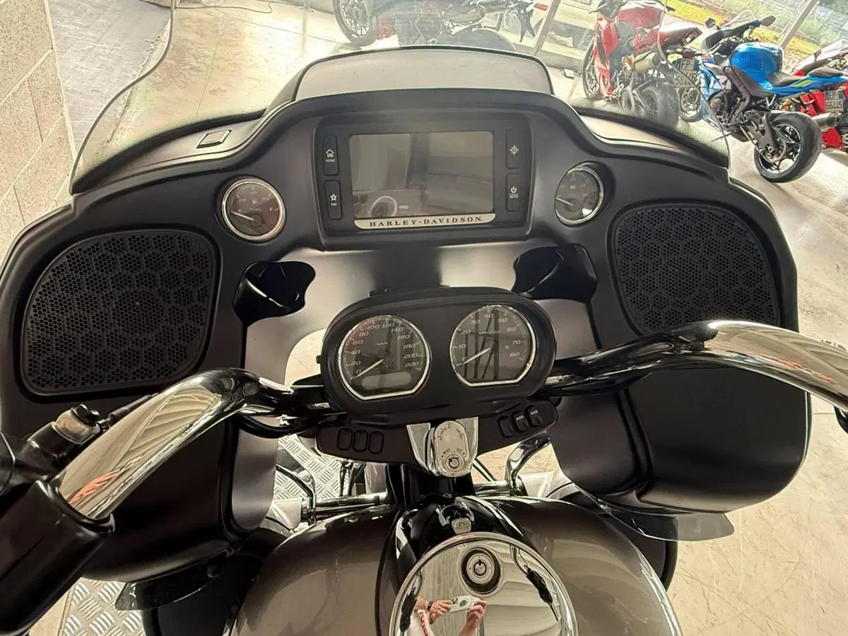 Harley-Davidson 107 Road Glide Ultra (2017 - 18) - FLTRU (6)