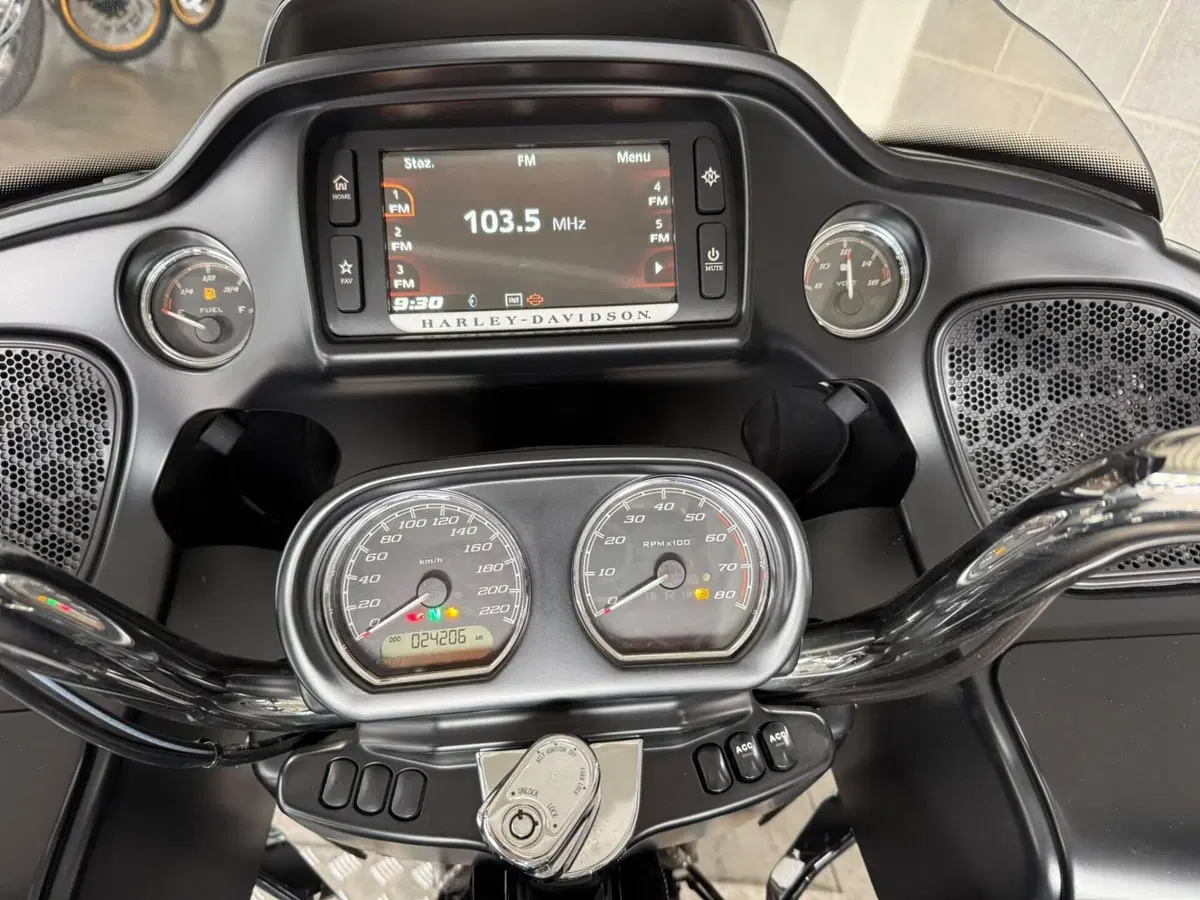 Harley-Davidson 107 Road Glide Ultra (2017 - 18) - FLTRU (12)