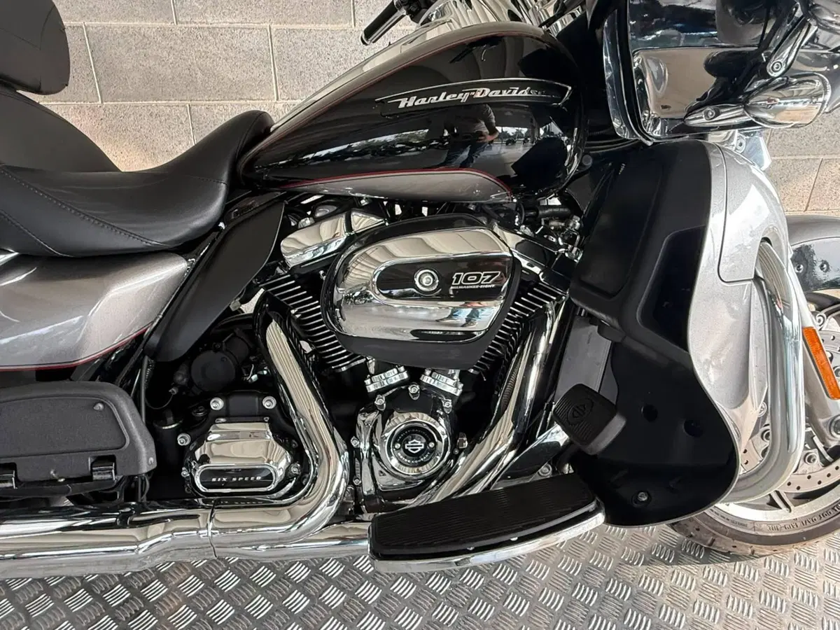 Harley-Davidson 107 Road Glide Ultra (2017 - 18) - FLTRU (8)