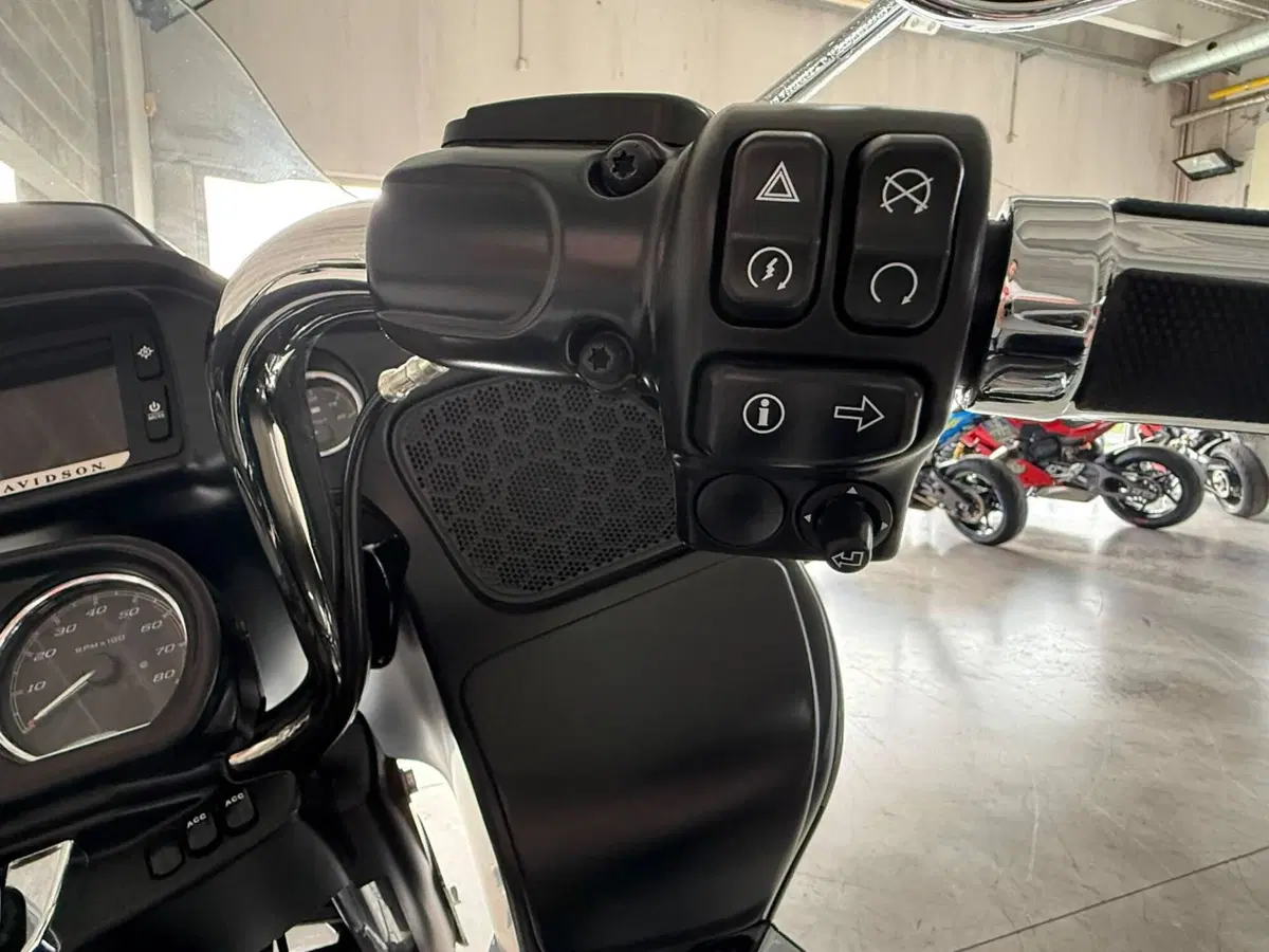 Harley-Davidson 107 Road Glide Ultra (2017 - 18) - FLTRU (11)