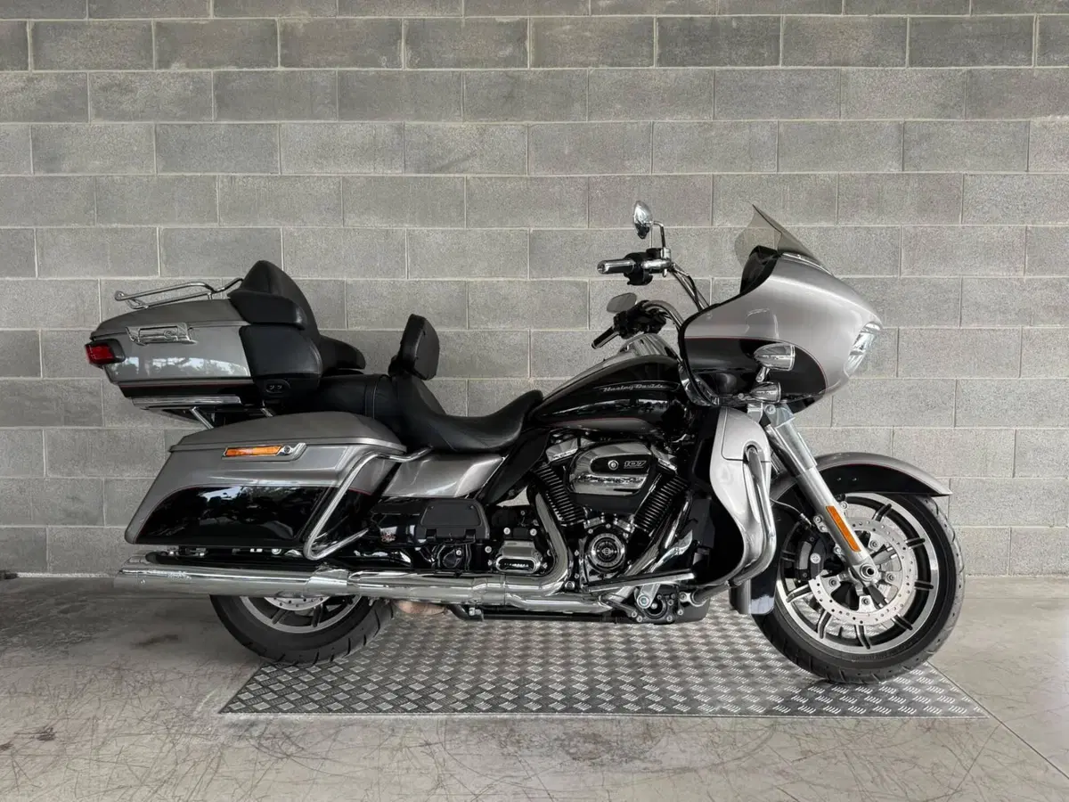 Harley-Davidson 107 Road Glide Ultra (2017 - 18) - FLTRU (2)