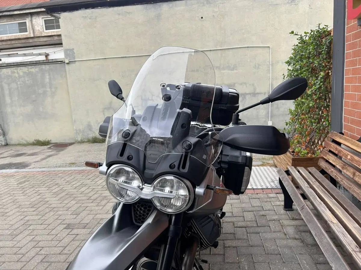 Moto Guzzi V85 Strada (2024 - 26) (7)