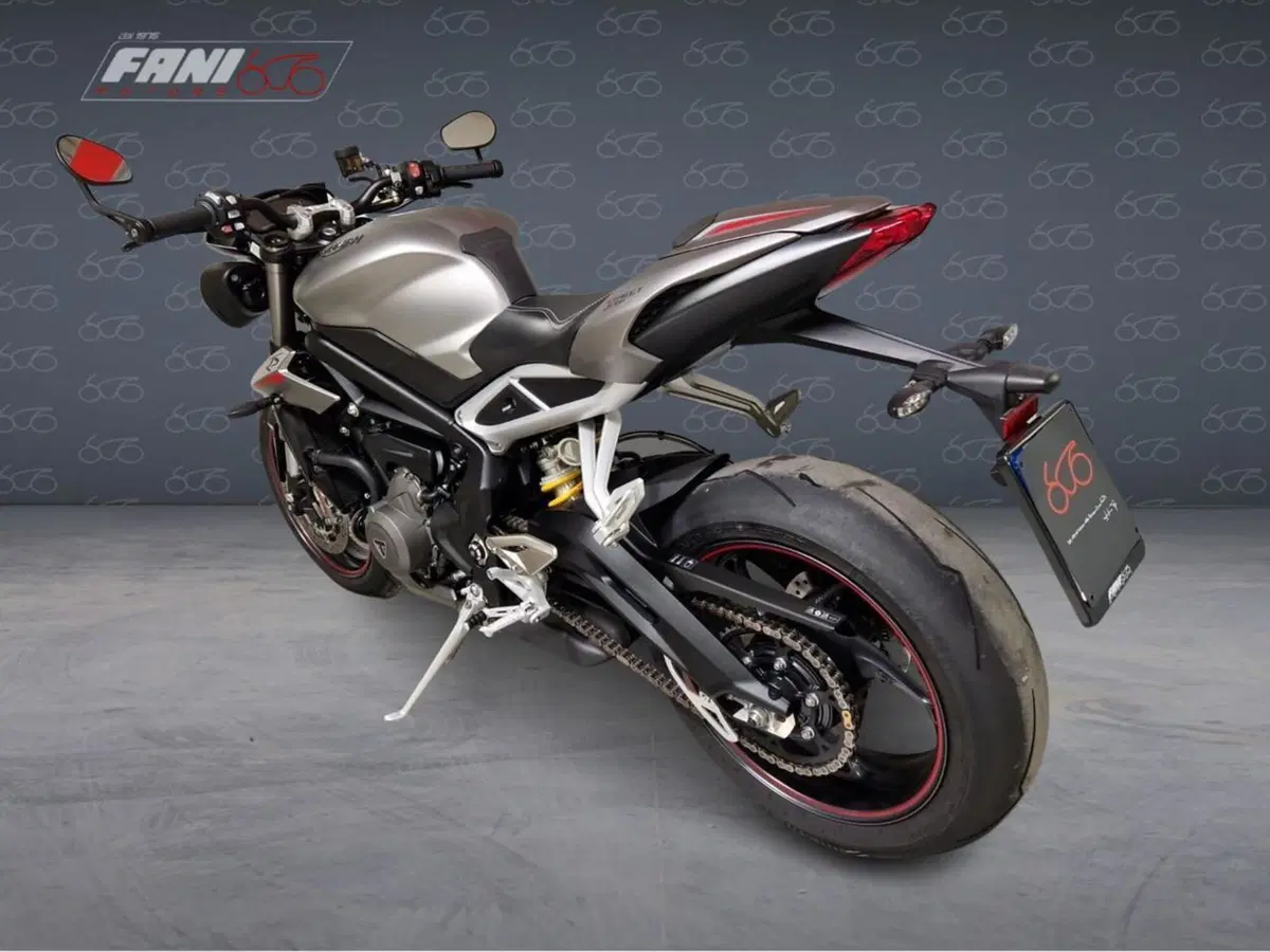 Triumph Street Triple RS (2017 - 19) (4)