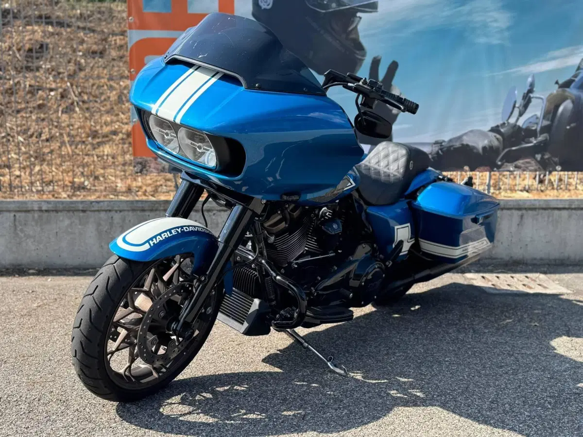 Harley-Davidson Road Glide ST Fast Johnnie Enthusiast (2023) (7)