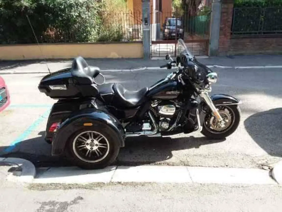 Harley-Davidson 107 Tri Glide Ultra (2017 - 18) - FLHTCUTG (4)