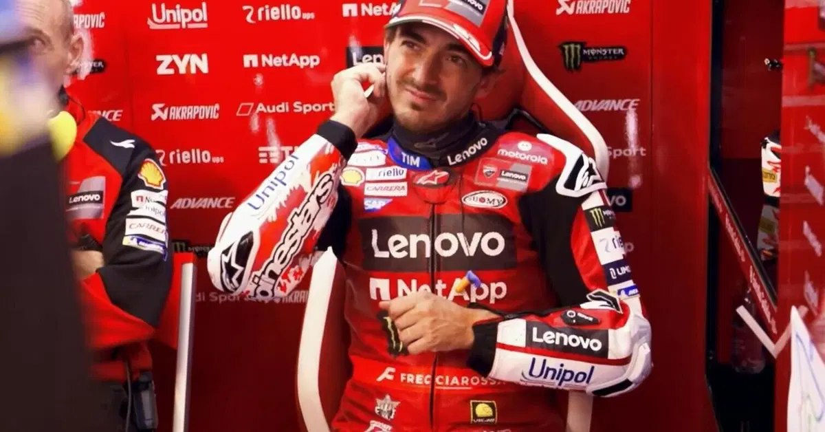 MotoGP, Pecco Bagnaia prova la radio: 'Sento, ma il volume era troppo alto'. Il dietro le quinte Ducati in Austria [VIDEO]