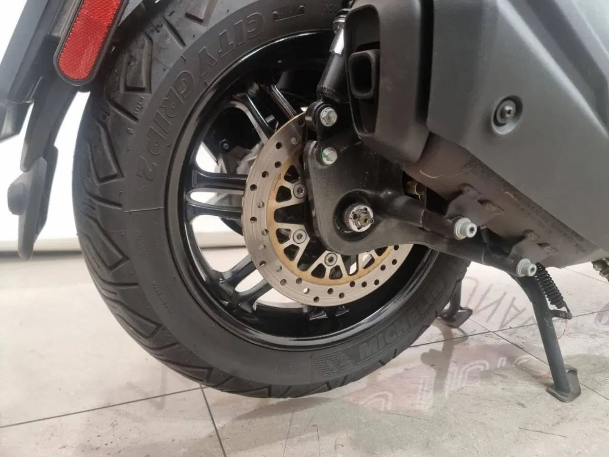 Piaggio Beverly 400 S (2025 - 26) (8)