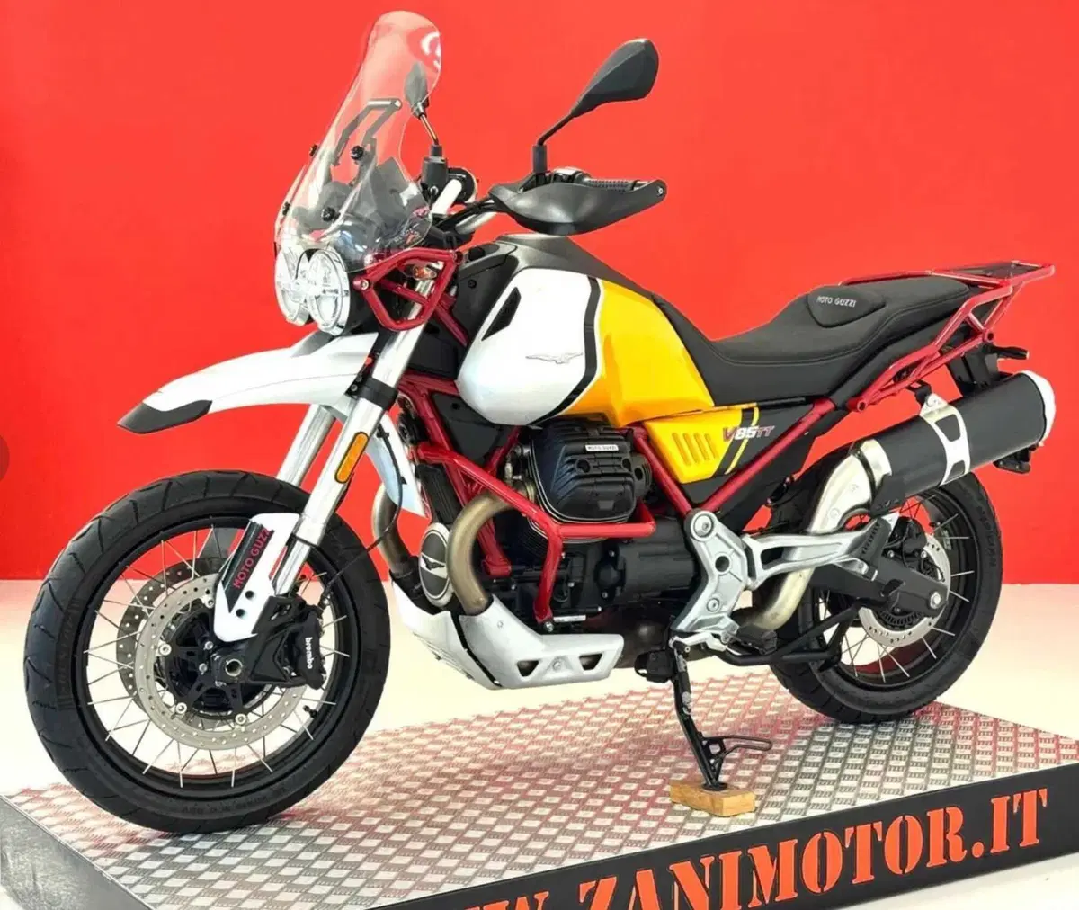 Moto Guzzi V85 TT Evocative Graphics: l'usato a 8.900 euro